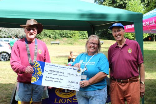 Lions Duck Derby 20.07.25 - President Richard presenting Toni Hiscocks with 'big cheque' - KRIMG 2508 Lions Duck Derby 20.07.25 - President Richard presenting Toni Hiscocks with 'big cheque' - KRIMG 2508